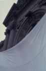 Lienzo blanco extendido sobre la fachada del Museo Nacional de Bellas Artes 