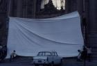 Momento en que se extiende el lienzo blanco en la fachada del Museo Nacional de Bellas Artes