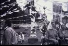 Colgada de pañuelos de las Madres en Plaza de Mayo