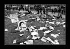 Estado de la Plaza de Mayo luego de una movilización con un cartel de desaparecido