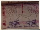 Campaña “Dele una mano a los desaparecidos&quot;, detalle de dos hojas-afiches de manos sobre muro urbano. 