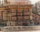 Serigrafías con los nombres de los militares represores y "carapintadas" revelados contra la democracia, en el monumento de Plaza Congreso. Pintada: Caridi es el proceso. 