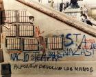 Serigrafías con los nombres de los militares represores y &quot;carapintadas&quot; revelados contra la democracia, en el monumento de Plaza Congreso. Pintada: Alfonsín devolvé las manos. 