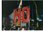Estructura metálica con un “NO” firmado por Abuelas de Plaza de Mayo, durante el acto conocido como Plaza del No