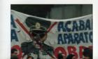 Pancarta del Partido Obrero con dibujo de un militar calavérico tachado en una marcha contra la amnistía