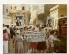 Abuelas de Plaza de Mayo con pancarta en que reclaman dónde se encuentran los bebés nacidos en cautiverio.