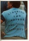 Hombre con camiseta en que reclama por la libertad de los presos políticos y gremiales