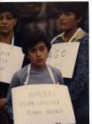Niño con cartel con el nombre de un desaparecido