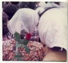 Madres de Plaza de Mayo con flores durante una marcha