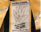 Campaña “Dele una mano a los desaparecidos", detalle de hojas-afiches de manos. 