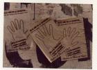 Campaña “Dele una mano a los desaparecidos", detalle de tres hojas-afiches de manos sobre muro urbano. 