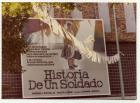 Campaña “Dele una mano a los desaparecidos", hileras colgantes de hojas-afiches de manos. 